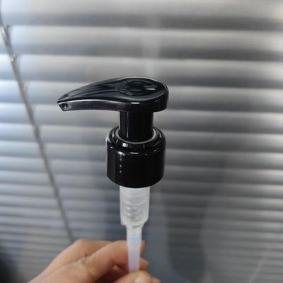 Αντλία λοσιόν PP με λεπτό ραβδωτό κλείσιμο, κεφαλή σέλας, πλαστικό βιδωτό κλείδωμα