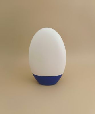 Λευκή πλαστική φιάλη με μπλε καπάκι για σαμπουάν