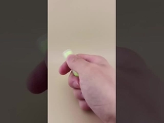 Πράσινη συσκευασία μικρού βάλσαμου χειλιών με διαφανές ραβδωτό καπάκι για κραγιόν