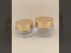 Διαυγές γυάλινο βάζο κρέμας με χρυσό καπάκι για γυναικεία λοσιόν