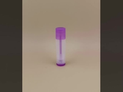 Μικρή, λεία, διαφανής συσκευασία για lip balm με μωβ καπάκι για κραγιόν