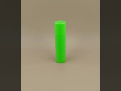 Μικρή απαλή πράσινη συσκευασία με ροζ καπάκι για κραγιόν