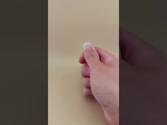 Μπλε μικρή συσκευασία βάλσαμου χειλιών με διάφανο ραβδωτό καπάκι για κραγιόν