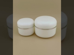 Στρογγυλοειδές λευκό πλαστικό βάζο κρέμας με ασημένια άκρη για γυναικεία λοσιόν