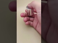 Ασημένιο στρογγυλό καπάκι από αλουμίνιο-πλαστικό με λεία επιφάνεια και διαφανές κουμπί για φιάλες περιποίησης δέρματος