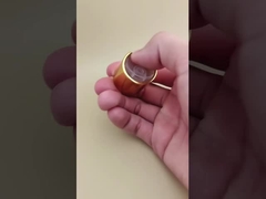 Κίτρινο αλουμινίου-πλαστικού στρογγυλό ομαλό καπάκι με καθαρό κουμπί για μπουκάλια περιποίησης δέρματος