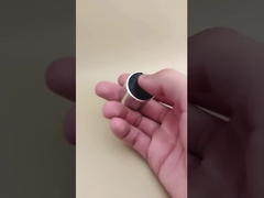 Ασημένιο αλουμινίου-πλαστικού στρογγυλό ομαλό καπάκι με μαύρο κουμπί για μπουκάλια περιποίησης δέρματος