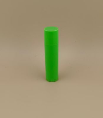 Μικρή απαλή πράσινη συσκευασία με ροζ καπάκι για κραγιόν