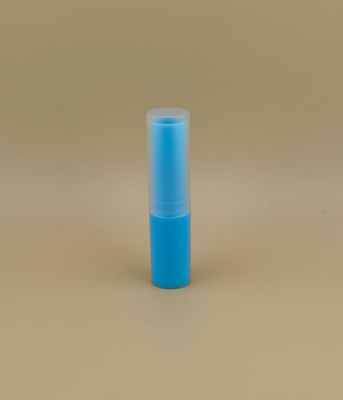 Μπλε μικρή συσκευασία βάλσαμου χειλιών με διάφανο ραβδωτό καπάκι για κραγιόν